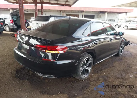 2021 Volkswagen Passat 2.0T R-Line z USA, uszkodzony, nr VIN 1VWMA7A30MC014188